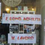 Lo slogan di Div.ergo, esposto nella vetrina di uno dei punti vendita